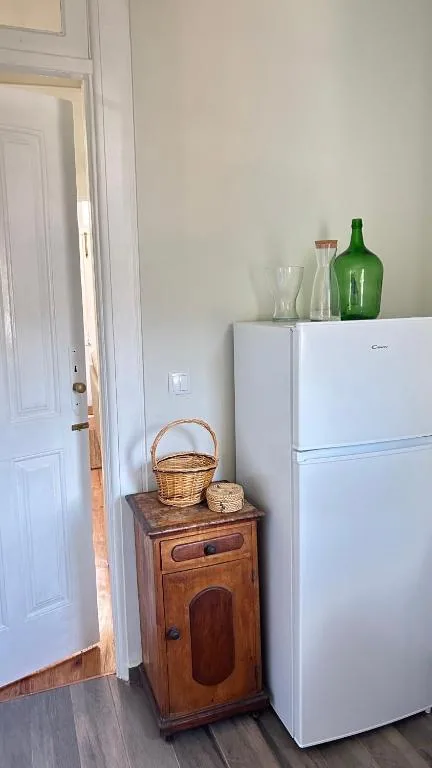 Frigorífico e móvel de madeira na cozinha