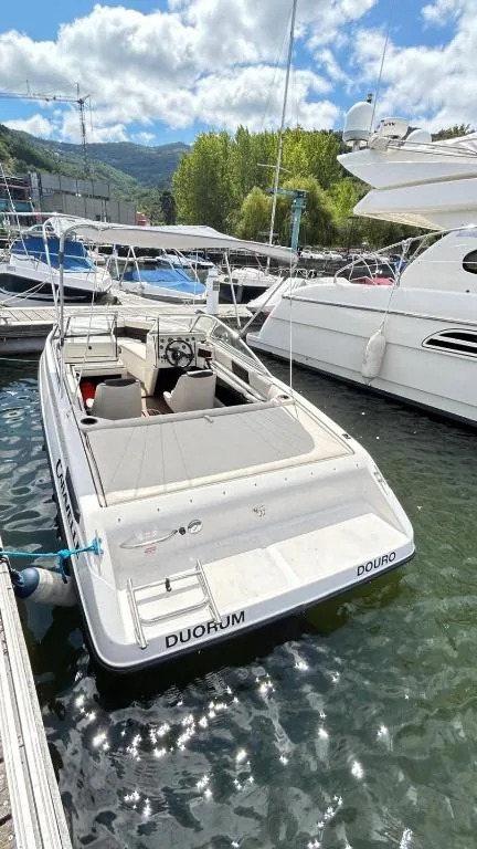 Convés do barco Duorum, com as vinhas do Douro ao fundo