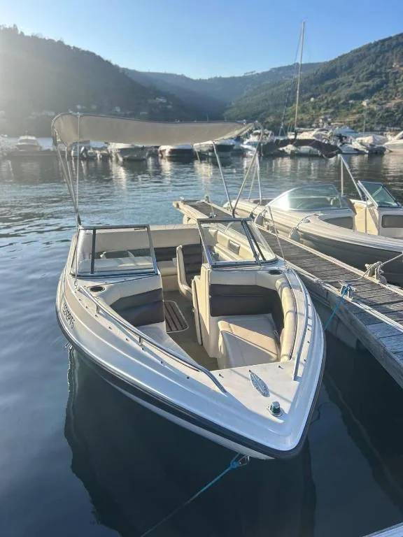 Barco Duorum atracado na marina de Caldas de Aregos