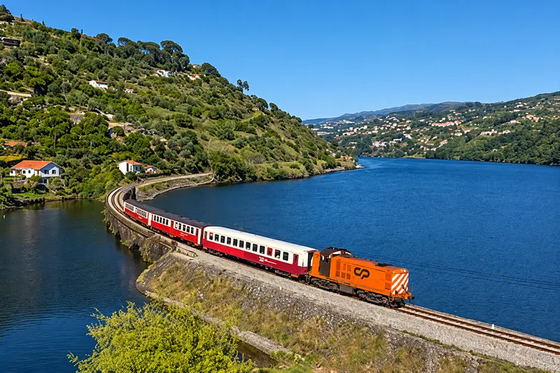 Comboio junto ao rio Douro — fotografia melhorada digitalmente