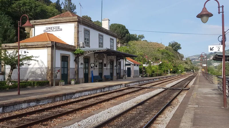 Edifício e plataformas da estação de Aregos, junto à Linha do Douro