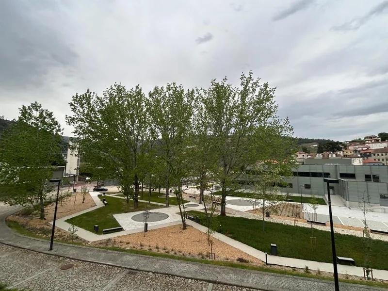 Jardim junto às Termas de Caldas de Aregos, com árvores, relvados e percursos pedonais