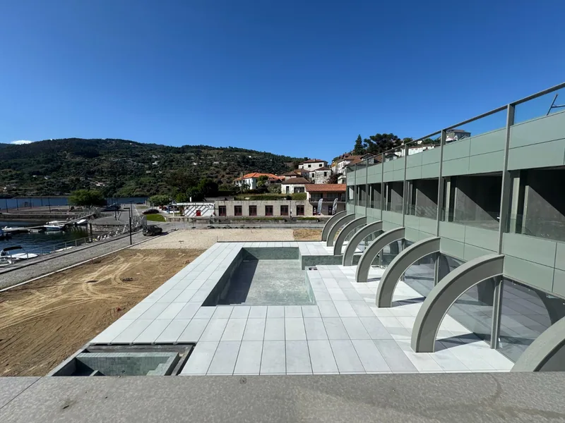 Edifício termal reabilitado e zona da piscina exterior — fotografia divulgada pelo Município de Resende em setembro de 2025